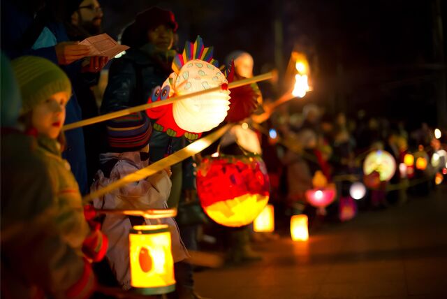 Die selbstgebastelten bunten Laternen der Kinder zaubern eine besondere Atmosphäre bei den Lichterfesten in Haltern.