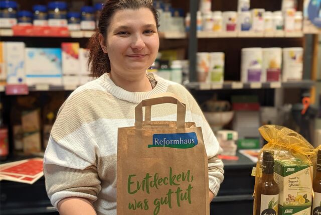 Angelique Johnigk vom Reformhaus Kaubisch in der Dorstener Innenstadt mit einer Tüte von „Too good to Go“ in der Hand.