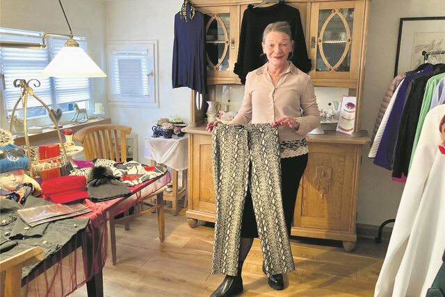 Ute Windmüller zeigt eine originelle Secondhand-Hose.