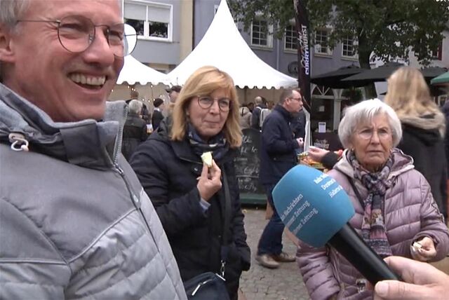 Besucher auf dem Gänsemarkt in Haltern am See geben ein Video-Interview und sind gut gelaunt.