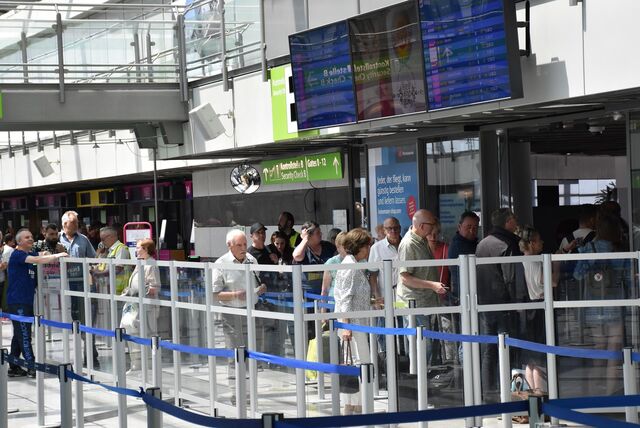 Passagiere betreten den Sicherheitsbereich am Airport Dortmund.