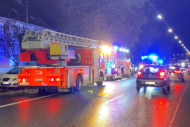 Feuerwehrautos stehen an einer Straße