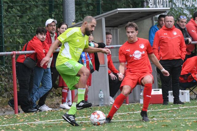Eintracht Ickern (grüne Trikots), hier mit Spielertrainer Yalim-Dogan Öztürk im Duell mit dem SuS Merklinde, kam nun zu einem 6:0-Sieg gegen den DSC Wanne II.