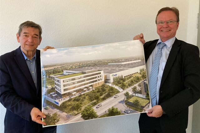 Bürgermeister Werner Arndt und Wirtschaftsförderer Dr. Manfred Gehrke zeigen eine Visualisierung des geplanten Thalia-Standortes in Marl.