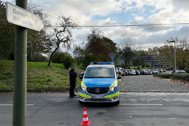 Wegen der Bombendrohung gegen die Gesamtschule Wulfen war die Polizei am Montag mit einem Großaufgebot in Dorsten im Einsatz.