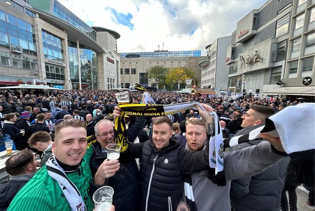 Fans des BVB und von Newcastle stimmen sich auf das Spiel ein