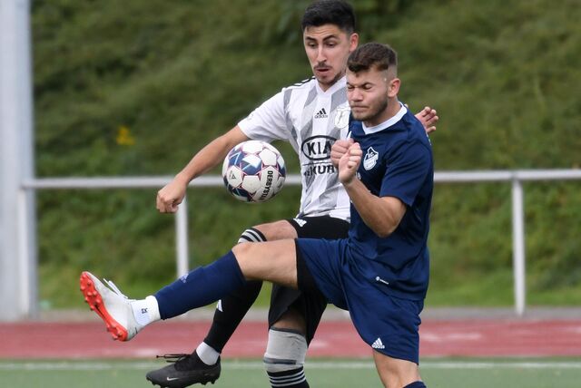 Der FC Frohlinde II (blaue Trikots), hier im Spiel gegen die SG Castrop, konnte dem 3:0-Vorsprung bei den SF Wanne II in der zweiten Hälfte nur noch wehmütig hinterschauen.