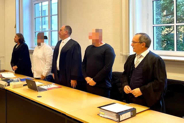 Die beiden Hauptangeklagten (2.v.l. und 2.v.r.) im „Bestechungs-Skandal“ kurz vor Prozessbeginn an der Seite ihrer Verteidiger.