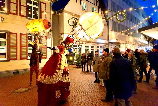 Stelzenläufer auf dem Weihnachtsmarkt in Recklinghausen