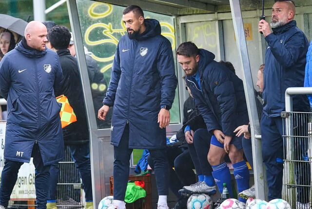 Frohlindes Trainer Alan Michna (M) musste warten, bis er Lukas Kothe (r) einsetzen konnte.