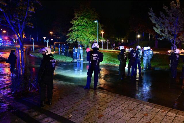 In der zweiten Krawallnacht an Halloween 2023 es der Polizei, die randalierenden Jugendlichen ohne Gewaltanwendung von der Busplatte abzudrängen.