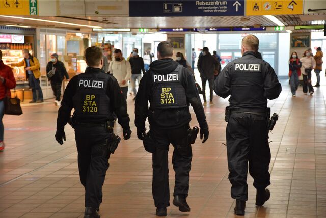 Drei Bundespolizisten gehen durch den Hauptbahnhof in Dortmund