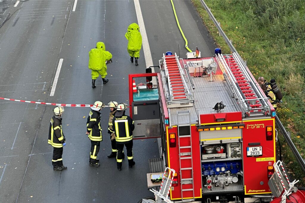 Einsatzkräfte in Schutzanzügen auf dem Weg zur Unfallstelle. Einsatzkräfte in Schutzanzügen auf dem Weg zur Unfallstelle.