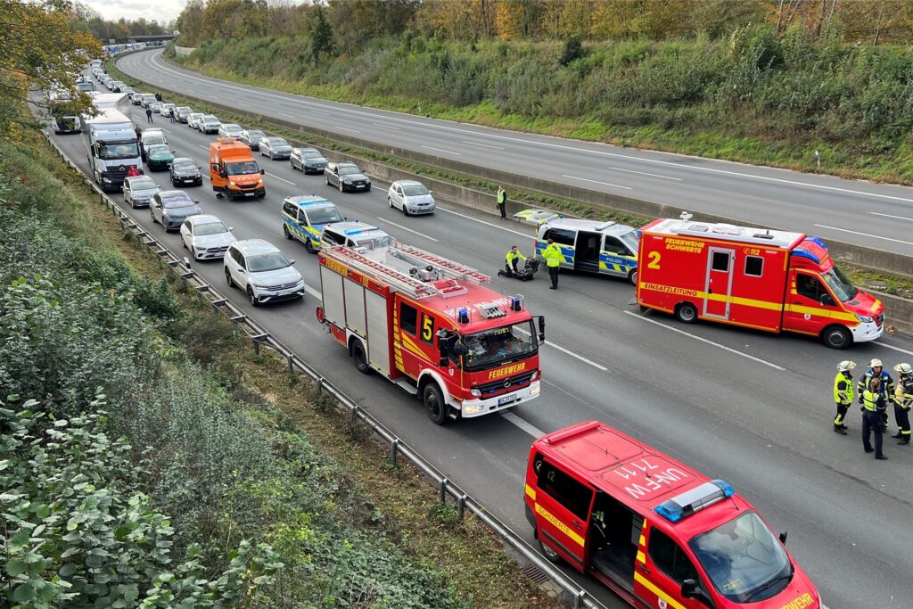 Die Autobahn ist in beide Richtungen gesperrt. Die Autobahn ist in beide Richtungen gesperrt.
