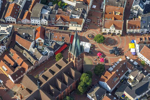 Das Bild zeigt die Sixtuskirche und den Marktplatz aus der Luft.