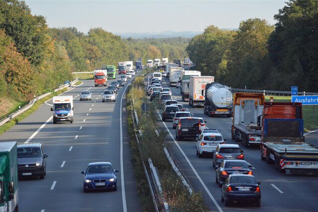 Bild von der Autobahn mit dichtem Verkehr und vielen Autos