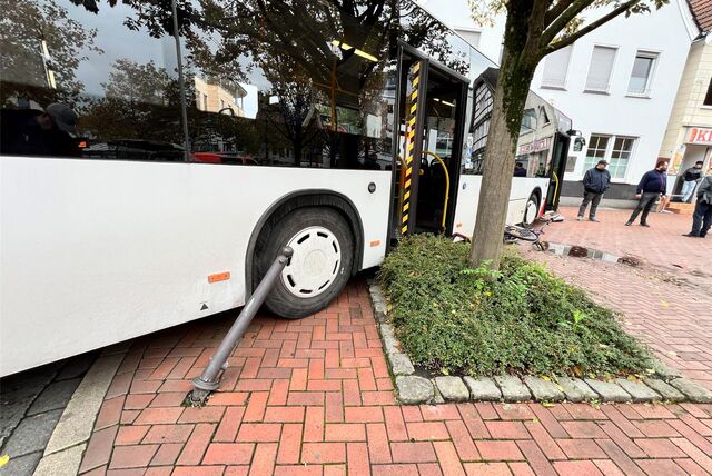 Der Busunfall am 31. Oktober auf dem Marktplatz: Der Bus kam kurz vor der Hauswand einer Arztpraxis zum Stehen.