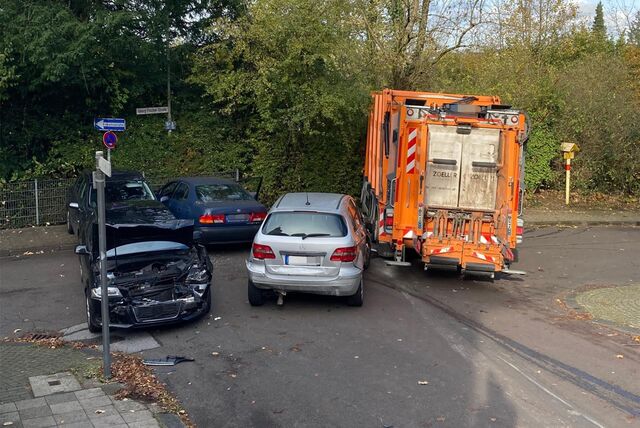 An der Einmündung Lindenstraße/Georg-Fischer-Straße in Mettmann beschädigte ein unkontrolliert rollender Müllwagen gleich sechs geparkte Autos.