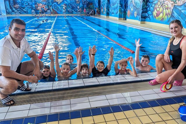 Youssef Chniouer und seine Assistentin Hannah Hetkamp gemeinsam mit den Kindern von der Reha-Sport-Gruppe im Schwimmerbecken des Atlantis.