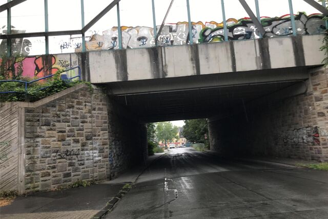 An der Emscherstraße unter dieser Unterführung und in der Nähe an der Uferstraße sollen immer mal wieder Böller gezündet werden, melden uns Leser.