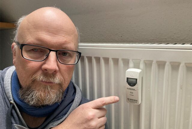Maik Gollub hat sich in das Thema Heiztechnik reingefuchst: Dieses Messgerät überträgt die Verbrauchsdaten des Heizkörpers am Ablesetag per Funk auf das Lesegerät der Skibatron-Mitarbeiter.
