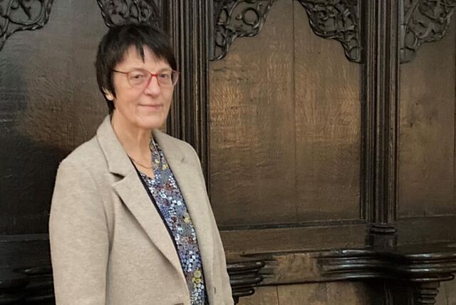 Kirchenführerin Annelie Haaß erforscht historische Graffiti im Chorgestühl der Marienkirche.