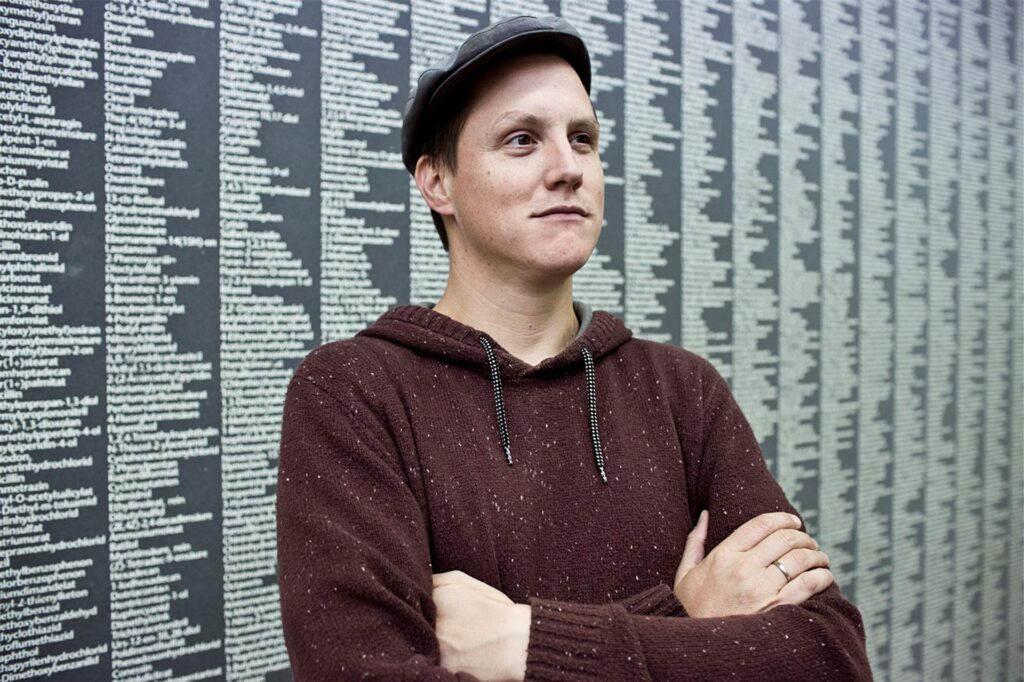 Der Comedian Sebastian 23, mit bürgerlichem Namen Sebastian Rabsahl, steht vor einer beschrifteten Wand
