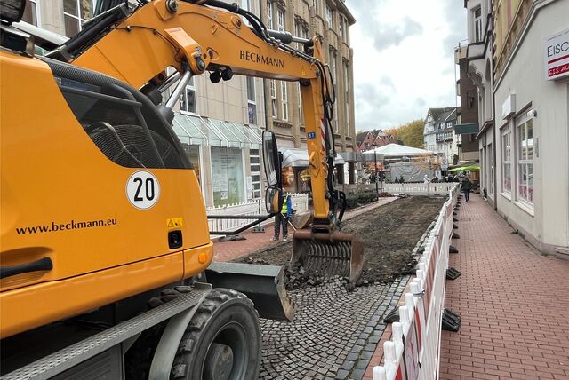 Mit dem Bagger wurde das Kopfsteinpflaster auf der Straße Am Markt  entfernt. Hier wird fußgängerfreundliches Pflaster verlegt.