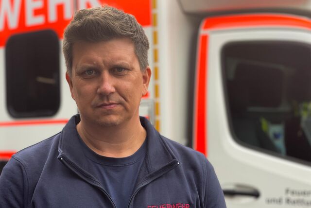 Marcel Kuhn (36) vor seinem Rettungswagen in Kamen.