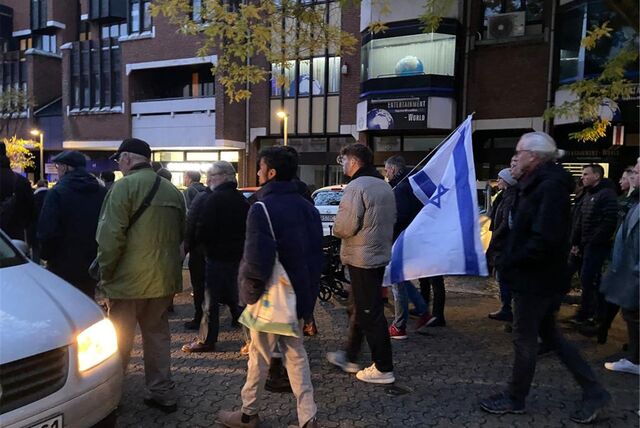 Der Schweigemarsch auf der Oberen Münsterstraße: Rund 300 Menschen nahmen teil. Auch eine Israel-Flagge war dabei.
