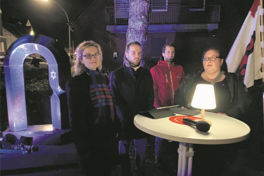 Pfarrerin Sabine Dumpelnik, Bürgermeister Marcel Mittelbach und die DGB-Ortsvorsitzende Kathrin Jewanski (v.l.) bei der Gedenkfeier zur Pogromnacht auf dem jüdischen Friedhof. Pfarrerin Sabine Dumpelnik, Bürgermeister Marcel Mittelbach und die DGB-Ortsvorsitzende Kathrin Jewanski (v.l.) bei der Gedenkfeier zur Pogromnacht auf dem jüdischen Friedhof.