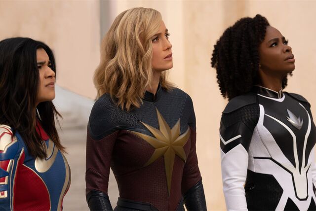Iman Vellani (l.) spielt Kamala Khan, Brie Larson ist Captain Marvel, rechts steht Teyonah Parris als Monica.