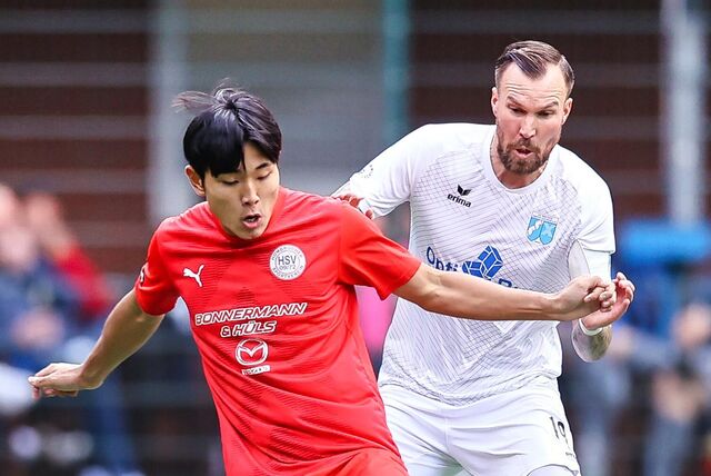 Kevin Großkreutz (r), Kapitän von Wacker Obercastrop, fährt am Tag vor dem Spiel gegen den Holzwickeder SC in Winterberg bei der Wok-WM mit.