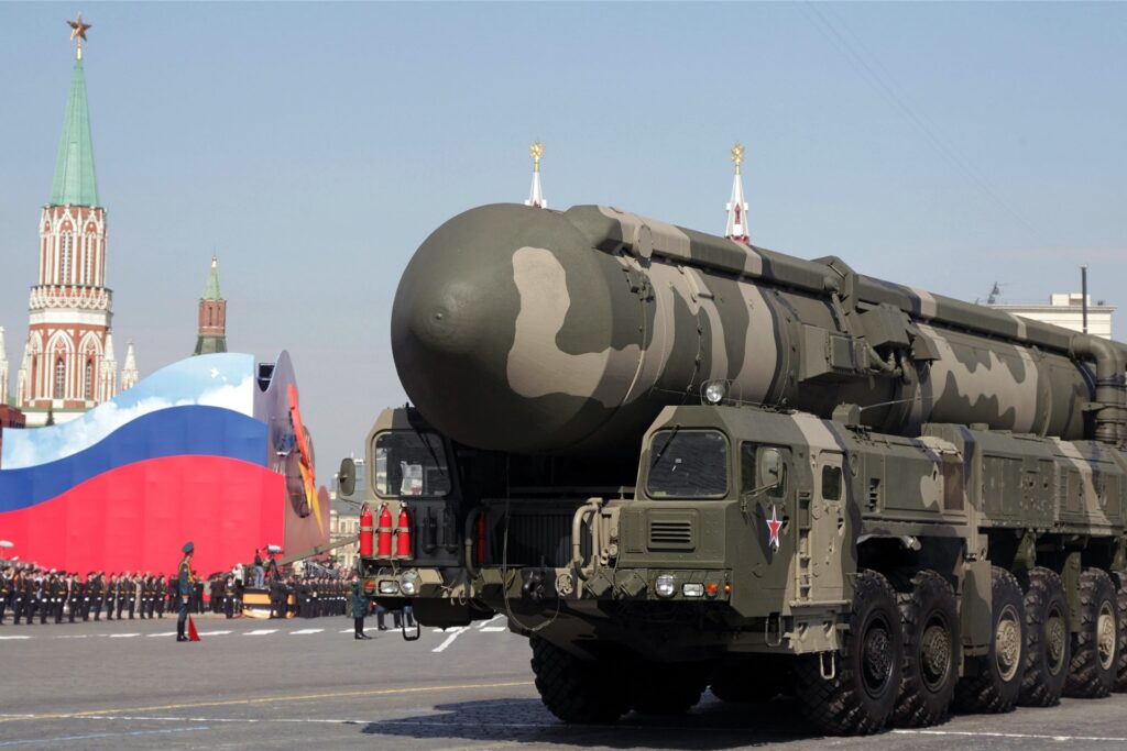 Stolz der Nation: Bei Militärparaden auf dem Roten Platz in Moskau lässt Putin gern die strategische russische Atomrakete Topol-M (Nato-Code: SS 27) auffahren. Ihre Reichweite liegt bei 12.000 Kilometern, die Sprengkraft des Nuklearkopfs beträgt das 30-Fache der Hiroshima-Bombe. Stolz der Nation: Bei Militärparaden auf dem Roten Platz in Moskau lässt Putin gern die strategische russische Atomrakete Topol-M (Nato-Code: SS 27) auffahren. Ihre Reichweite liegt bei 12.000 Kilometern, die Sprengkraft des Nuklearkopfs beträgt das 30-Fache der Hiroshima-Bombe.