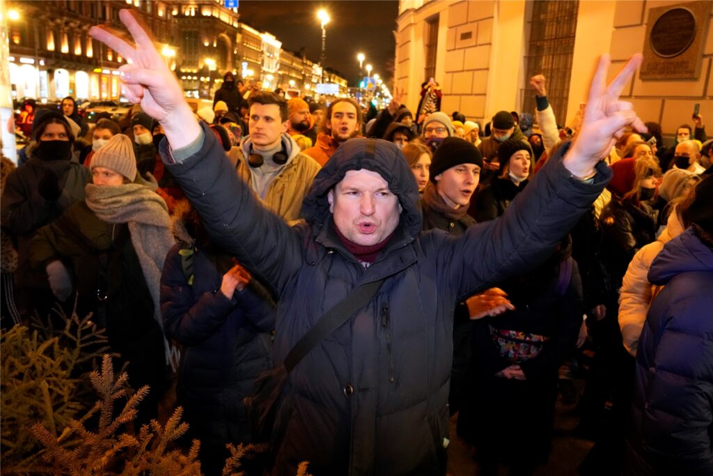 Menschen demonstrieren gegen den Angriff Russlands auf die Ukraine. Menschen demonstrieren gegen den Angriff Russlands auf die Ukraine.