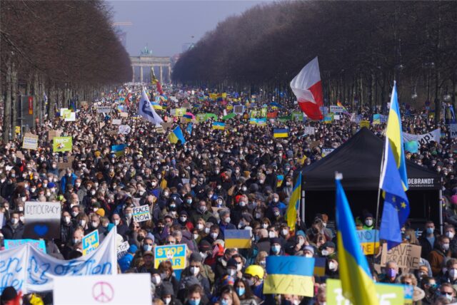 „Frieden für die Ukraine und ganz Europa!“ Demonstration gegen Putins Krieg am Sonntag in Berlin.