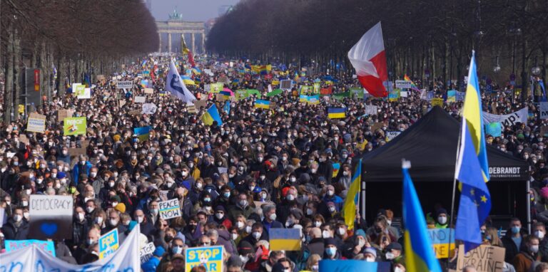„Frieden für die Ukraine und ganz Europa!“ Demonstration gegen Putins Krieg am Sonntag in Berlin.