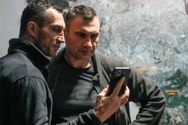 Vitali Klitschko (r), Bürgermeister von Kiew und ehemaliger Box-Profi, und sein Bruder Wladimir Klitschko, ebenfalls ehemaliger Box-Profi, wollen Kiew verteidigen.