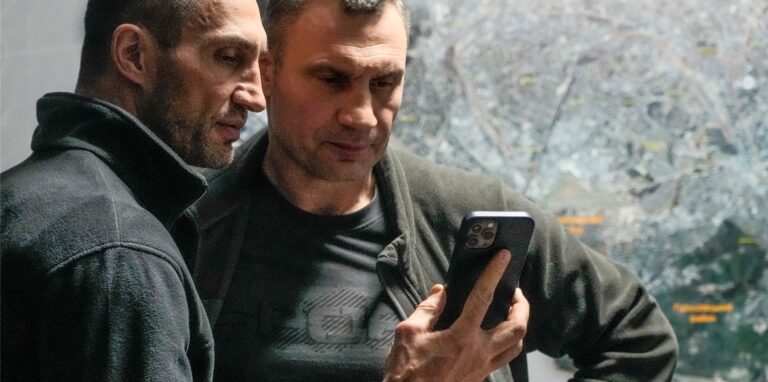 Vitali Klitschko (r), Bürgermeister von Kiew und ehemaliger Box-Profi, und sein Bruder Wladimir Klitschko, ebenfalls ehemaliger Box-Profi, wollen Kiew verteidigen.