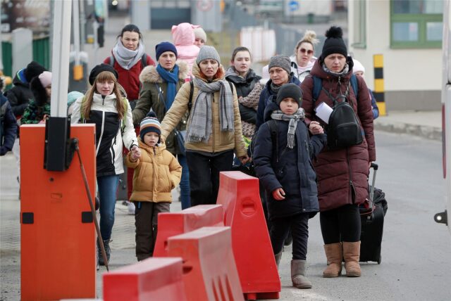 Frauen und Kinder kommen nach ihrer Flucht aus der Ukraine am Grenzübergang in Medyka in Polen an.
