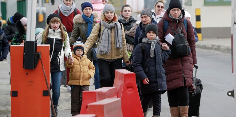 Frauen und Kinder kommen nach ihrer Flucht aus der Ukraine am Grenzübergang in Medyka in Polen an.