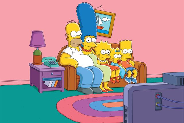 Die fünf Mitglieder der Simpsons sitzen gemeinsam auf dem Sofa