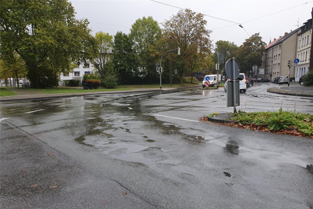 Die heftigen Bodenwellen auf dem Altstadtring sollen bald der Vergangenheit angehören. Die heftigen Bodenwellen auf dem Altstadtring sollen bald der Vergangenheit angehören.