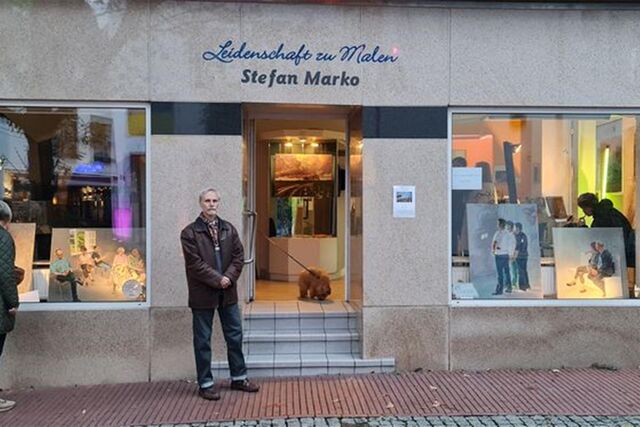 Der Maler Künstler Stefan Marko steht stolz vor seiner Ausstellung „Leidenschaft zu malen“ in Recklinghausen.