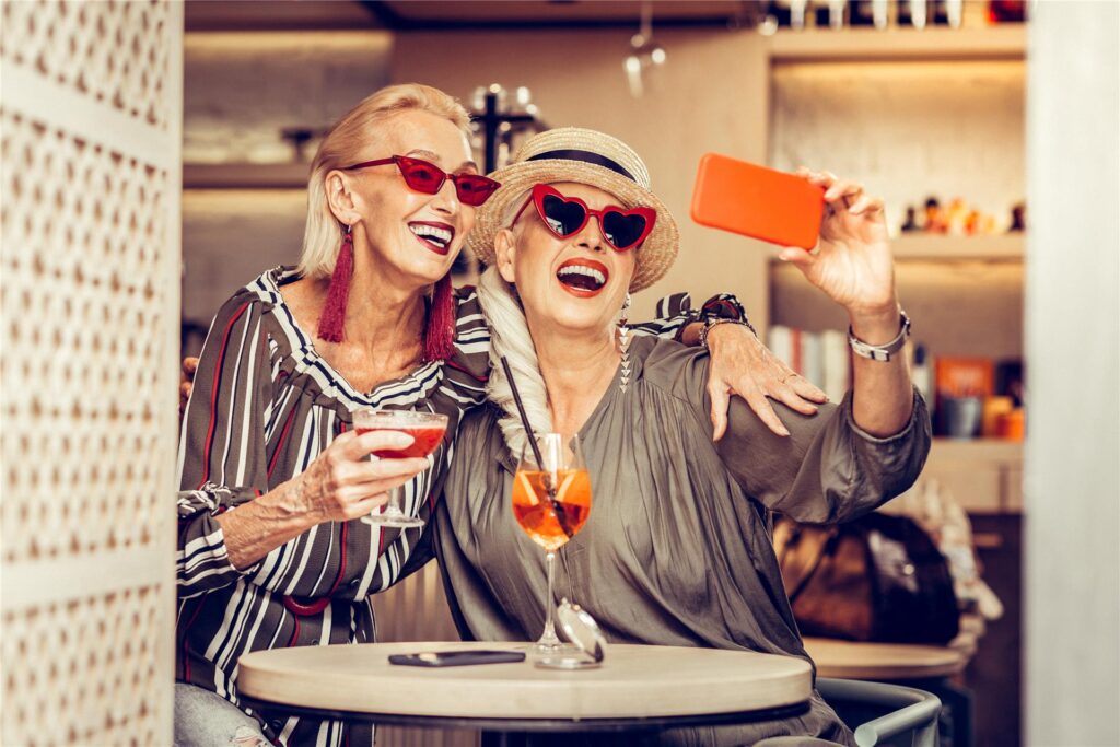 zwei frauen mit cocktails in einer bar zwei frauen mit cocktails in einer bar