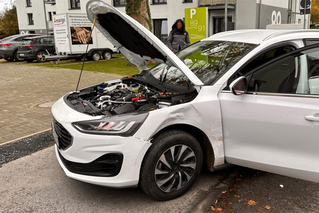 Ein an der Fahrerseite leicht beschädigtes Auto steht auf der Leveringhäuser Straße in Waltrop. Ein an der Fahrerseite leicht beschädigtes Auto steht auf der Leveringhäuser Straße in Waltrop.