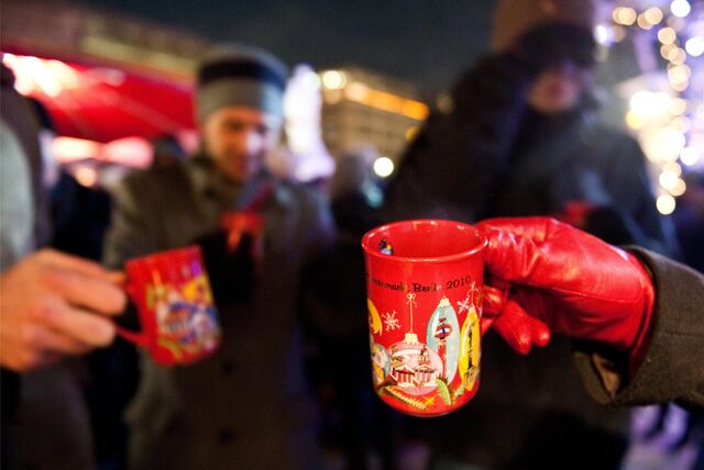 Leute stoßen mit Glühwein an