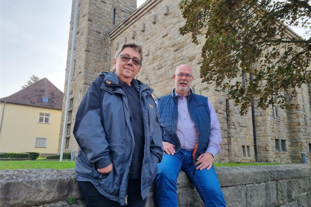 Zwei Personen vor einer Kirche. Zwei Personen vor einer Kirche.