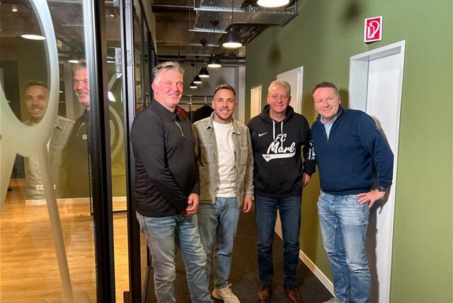 Sporttalk-Moderatoren Henry Schoemaker (l.) und Thomas Braucks (r.) mit FC-Kapitän Kim Völkel und Vorstand „Jupp“ König.