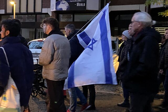 Beim Schweigemarsch trug Thomas Krämerkämper die Israel-Flagge. Heute ist sie zerrissen, vielleicht auch ein Stück Zeitgeschichte in Castrop-Rauxel.